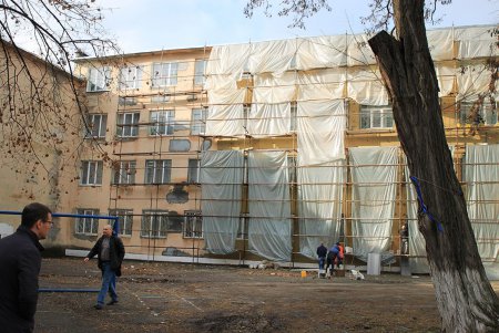В Одессе продолжаются работы по утеплению фасадов учебных заведений (фоторепортаж)