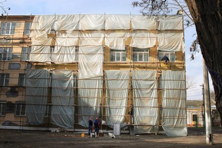 В Одессе продолжаются работы по утеплению фасадов учебных заведений (фоторепортаж)
