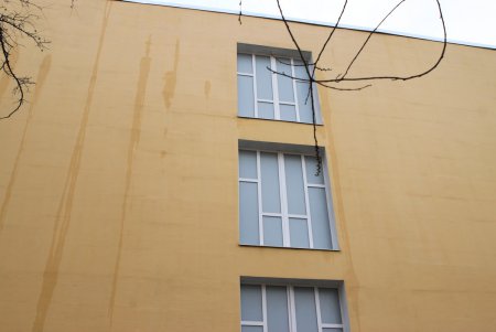 В Одессе продолжаются работы по утеплению фасадов учебных заведений (фоторепортаж)