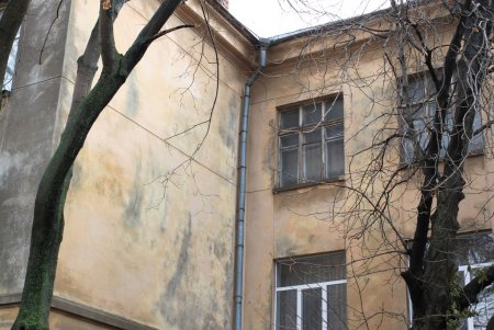 В Одессе продолжаются работы по утеплению фасадов учебных заведений (фоторепортаж)