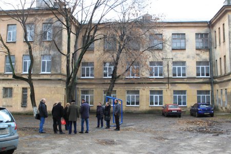 В Одессе продолжаются работы по утеплению фасадов учебных заведений (фоторепортаж)