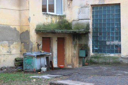 В Одессе продолжаются работы по утеплению фасадов учебных заведений (фоторепортаж)