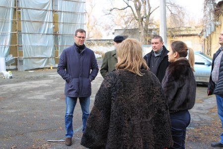 В Одессе продолжаются работы по утеплению фасадов учебных заведений (фоторепортаж)