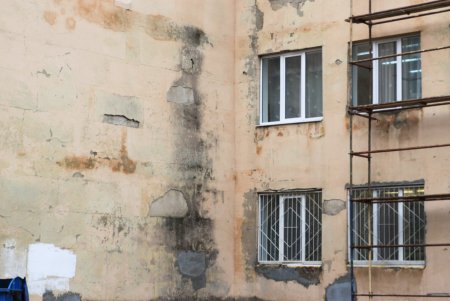В Одессе продолжаются работы по утеплению фасадов учебных заведений (фоторепортаж)