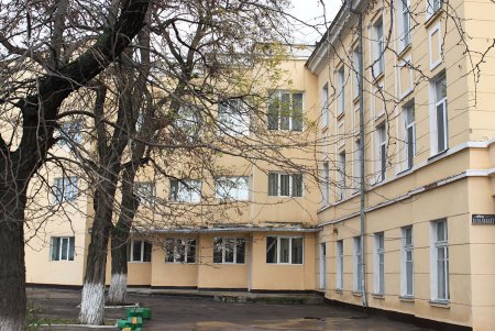 В Одессе продолжаются работы по утеплению фасадов учебных заведений (фоторепортаж)