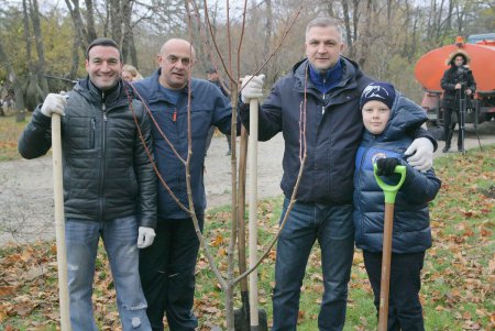 Любимый парк одесситов добавил зеленое убранство (фоторепортаж)