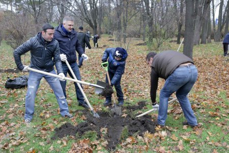 Любимый парк одесситов добавил зеленое убранство (фоторепортаж)