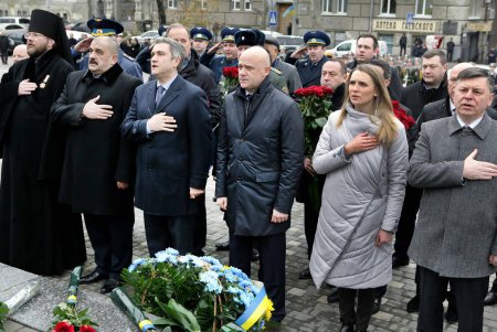 Кобзарю — цветы Дня Достоинства и Свободы (фоторепортаж)