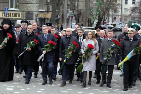 Кобзарю — цветы Дня Достоинства и Свободы (фоторепортаж)