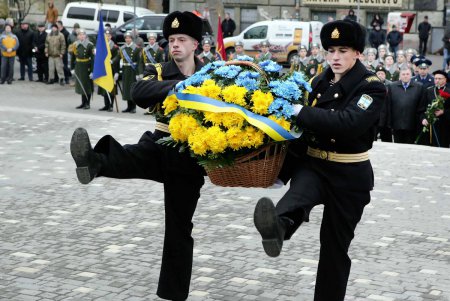 Кобзарю — цветы Дня Достоинства и Свободы (фоторепортаж)