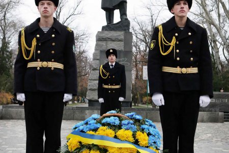 Кобзарю — цветы Дня Достоинства и Свободы (фоторепортаж)