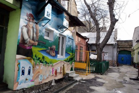 Громадный Тараканище «забрался» в детский дом Чуковского (фоторепортаж)
