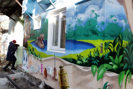 Громадный Тараканище «забрался» в детский дом Чуковского (фоторепортаж)