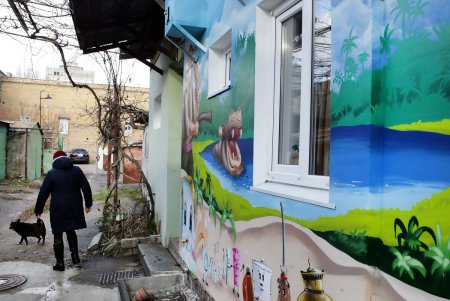 Громадный Тараканище «забрался» в детский дом Чуковского (фоторепортаж)