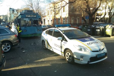 На Греческой столкнулись троллейбус и джип (фотофакт)
