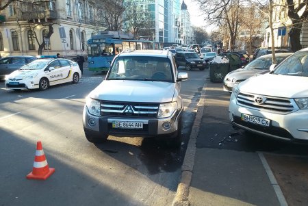 На Греческой столкнулись троллейбус и джип (фотофакт)