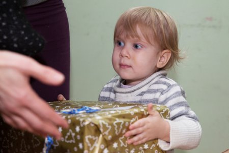 «Дети помогают детям»: 16 тысяч немецких подарков ждут свой главный праздник (фото)