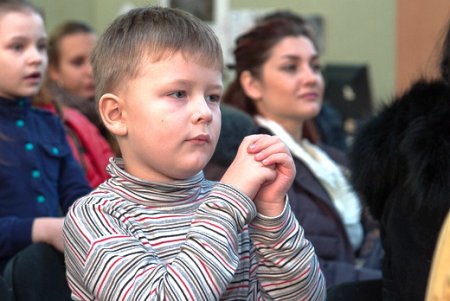 «Дети помогают детям»: 16 тысяч немецких подарков ждут свой главный праздник (фото)