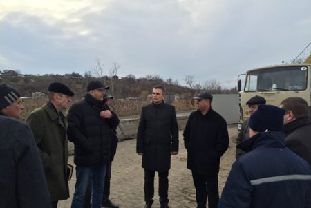 Работы на дамбе Хаджибейского лимана продолжаются (фото)