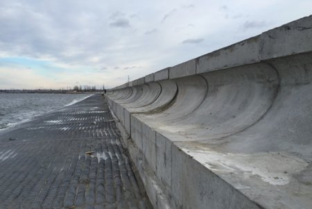 Работы на дамбе Хаджибейского лимана продолжаются (фото)
