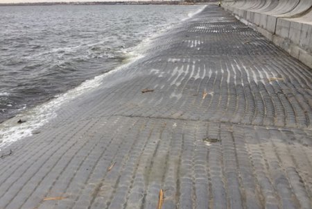 Работы на дамбе Хаджибейского лимана продолжаются (фото)