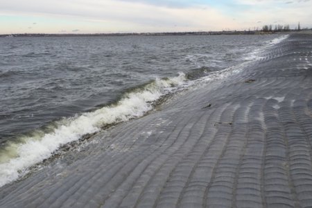 Работы на дамбе Хаджибейского лимана продолжаются (фото)
