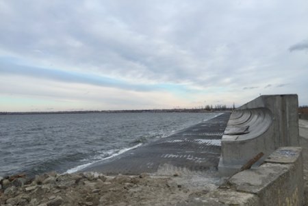 Работы на дамбе Хаджибейского лимана продолжаются (фото)