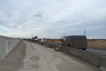 Работы на дамбе Хаджибейского лимана продолжаются (фото)