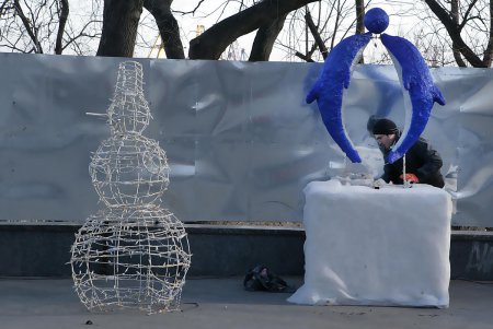 На Думской площади вырастает во всей красе главная новогодняя елка Одессы (фоторепортаж) 