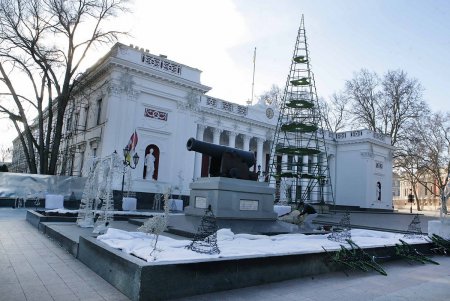 На Думской площади вырастает во всей красе главная новогодняя елка Одессы (фоторепортаж) 