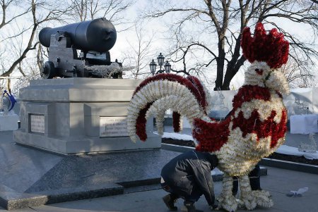 На Думской площади вырастает во всей красе главная новогодняя елка Одессы (фоторепортаж) 