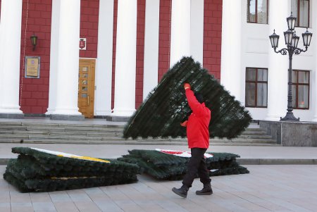 На Думской площади вырастает во всей красе главная новогодняя елка Одессы (фоторепортаж) 