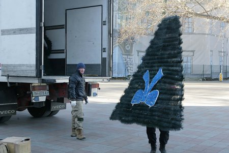 На Думской площади вырастает во всей красе главная новогодняя елка Одессы (фоторепортаж) 