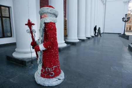 На Думской площади вырастает во всей красе главная новогодняя елка Одессы (фоторепортаж) 