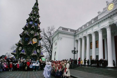Главная новогодняя елка Одессы зажгла праздничные огни (фоторепортаж)