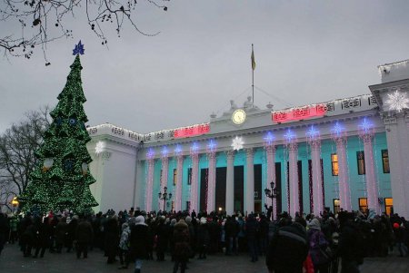 Главная новогодняя елка Одессы зажгла праздничные огни (фоторепортаж)