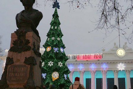 Главная новогодняя елка Одессы зажгла праздничные огни (фоторепортаж)