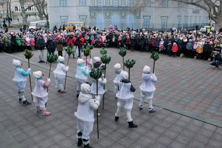 Главная новогодняя елка Одессы зажгла праздничные огни (фоторепортаж)