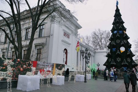 Главная новогодняя елка Одессы зажгла праздничные огни (фоторепортаж)