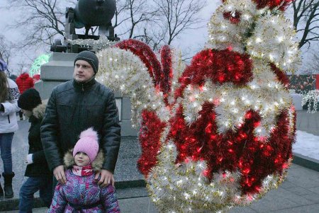 Главная новогодняя елка Одессы зажгла праздничные огни (фоторепортаж)