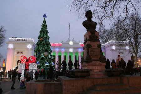 Главная новогодняя елка Одессы зажгла праздничные огни (фоторепортаж)