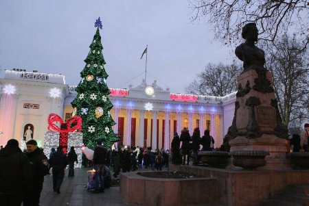 Главная новогодняя елка Одессы зажгла праздничные огни (фоторепортаж)