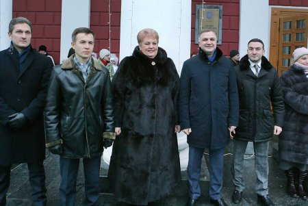 Главная новогодняя елка Одессы зажгла праздничные огни (фоторепортаж)