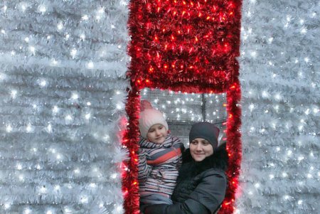 Главная новогодняя елка Одессы зажгла праздничные огни (фоторепортаж)