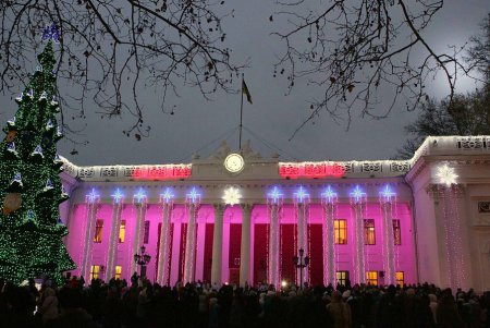 Главная новогодняя елка Одессы зажгла праздничные огни (фоторепортаж)