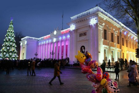 Главная новогодняя елка Одессы зажгла праздничные огни (фоторепортаж)