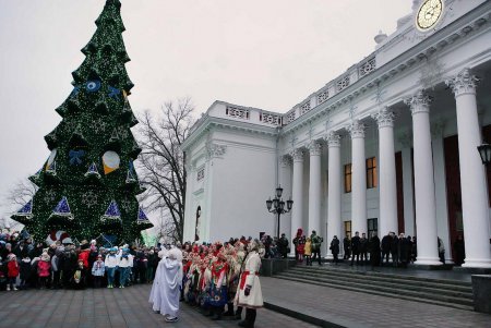 Главная новогодняя елка Одессы зажгла праздничные огни (фоторепортаж)