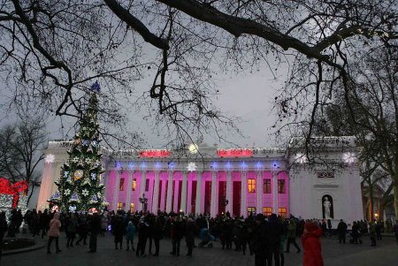 Главная новогодняя елка Одессы зажгла праздничные огни (фоторепортаж)