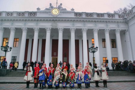Главная новогодняя елка Одессы зажгла праздничные огни (фоторепортаж)