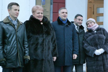 Главная новогодняя елка Одессы зажгла праздничные огни (фоторепортаж)